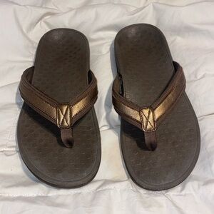 Vionic brown and gold toe thong flip-flops size 7